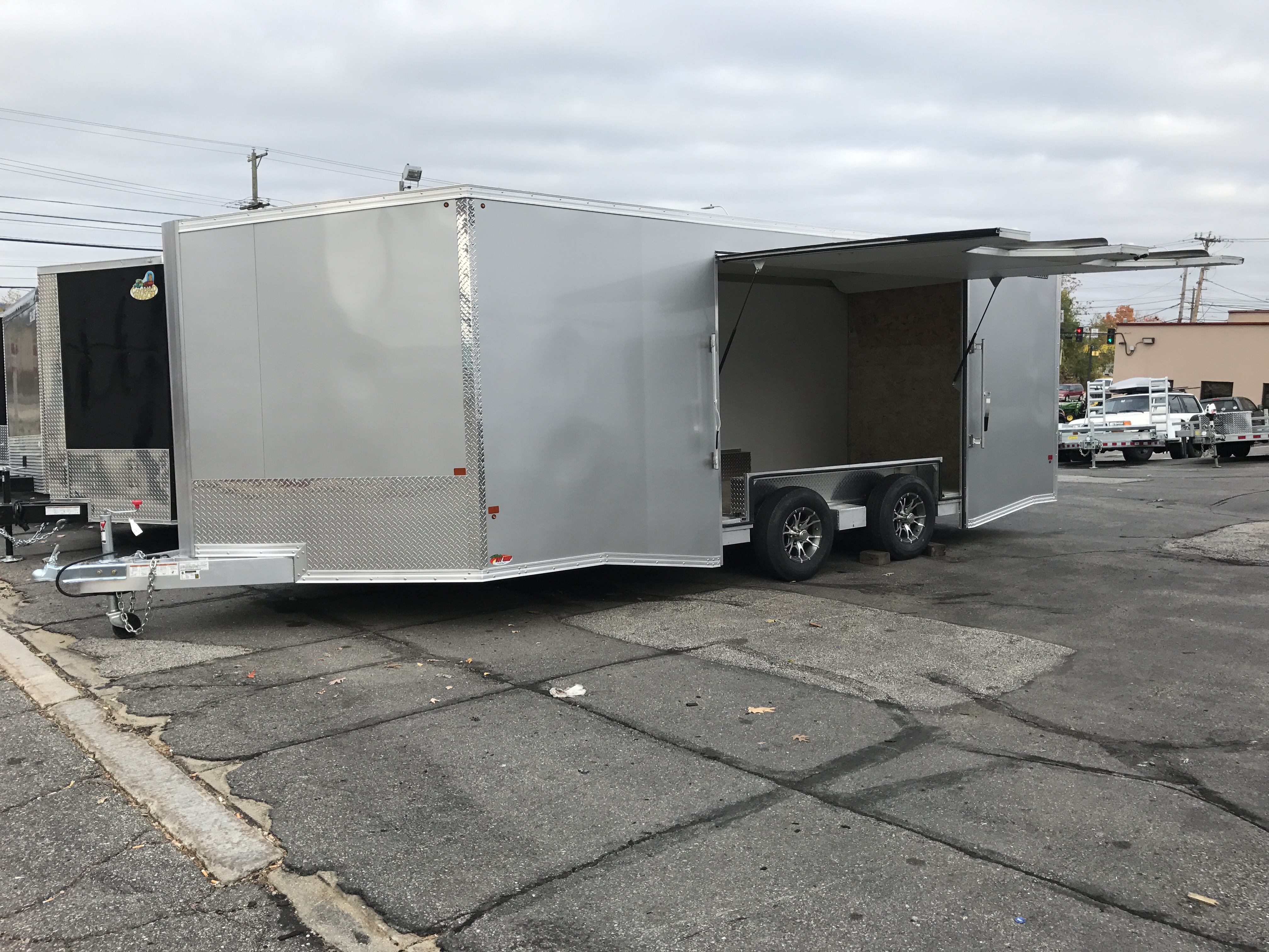 Enclosed Car Hauler Trailer 8.5’x20′ Tapered V-Nose SILVER Ramp High Country Aluminum