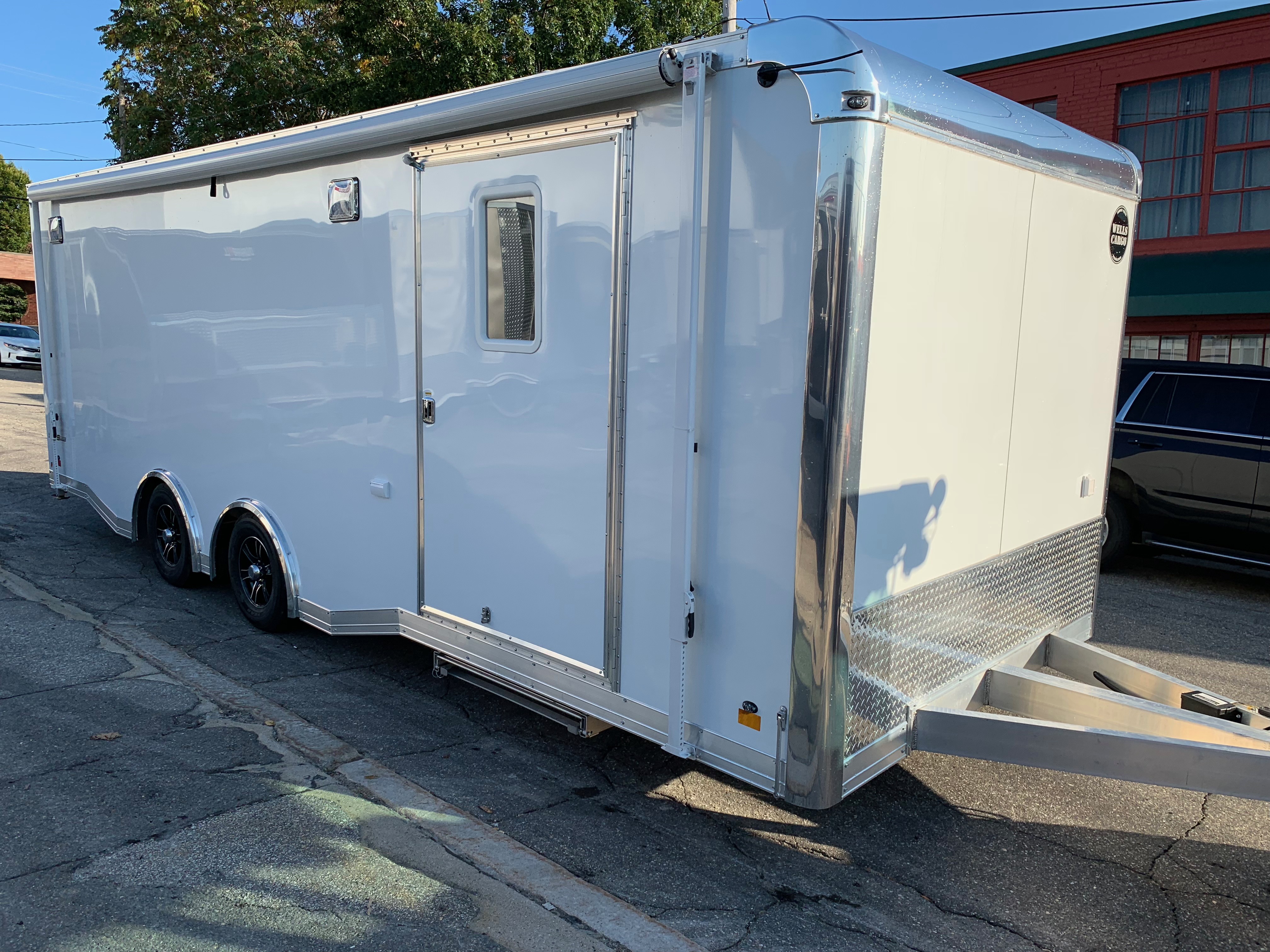 Enclosed Car Hauler Trailer 8.5’x24′ Bull-Nose WHITE Ramp Wells Cargo Aluminum