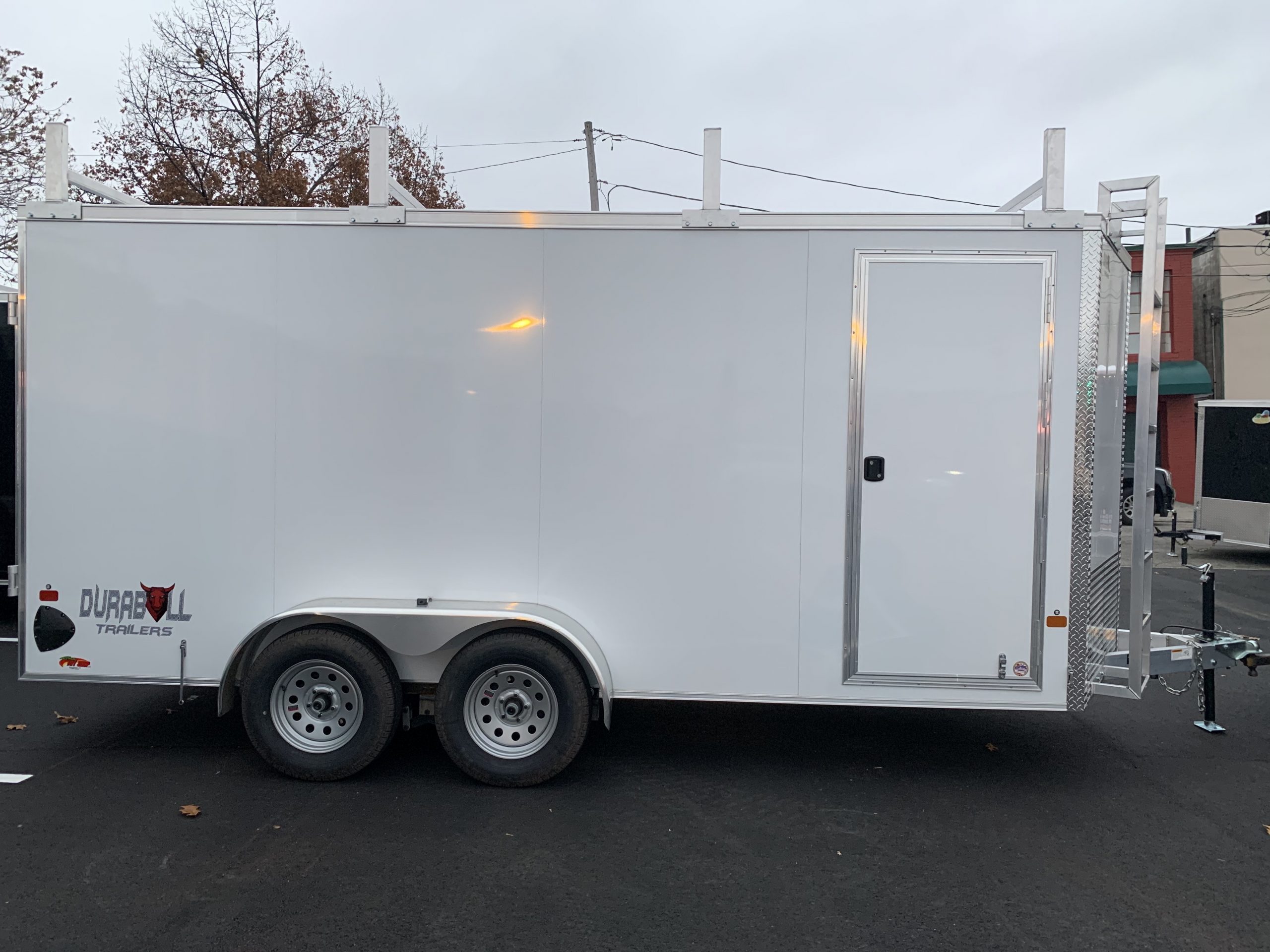 Enclosed Contractor 7'x16'+2'V WHT BARN